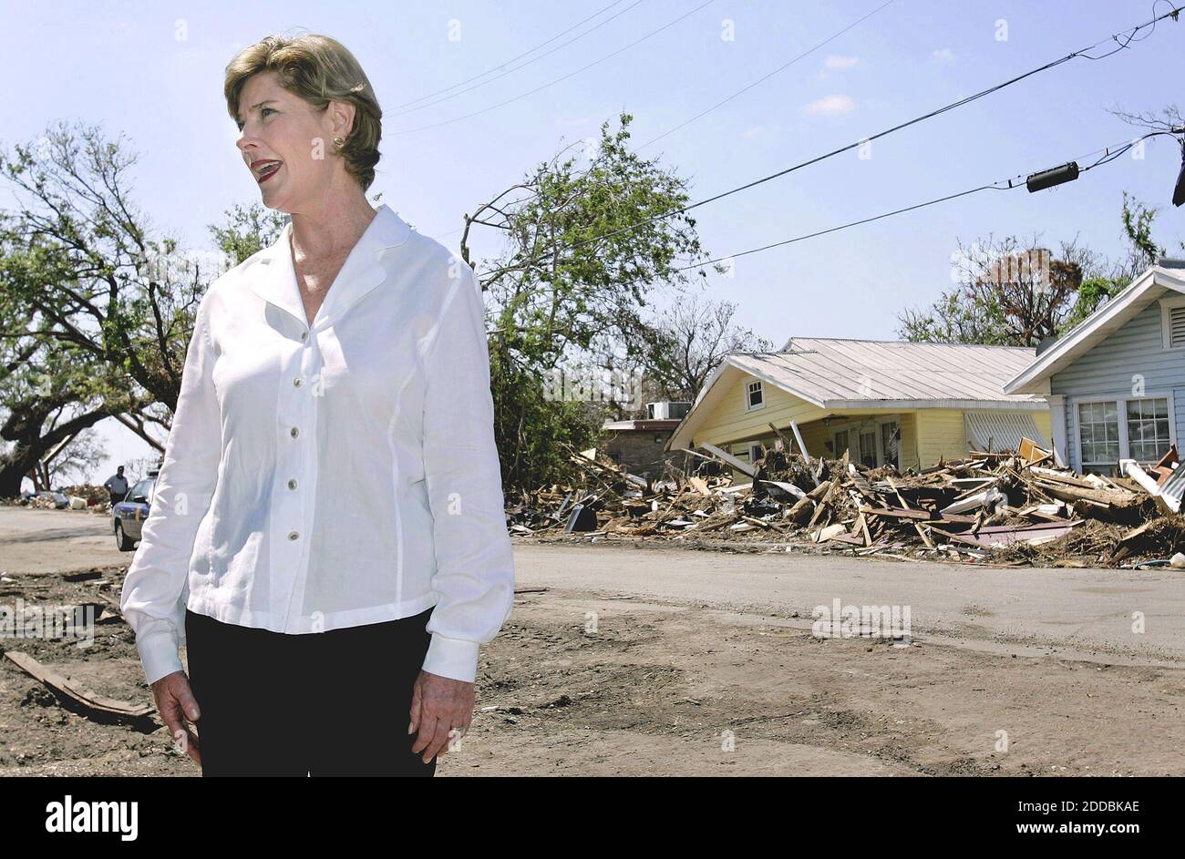 NO FILM, NO VIDEO, NO TV, NO DOCUMENTARIO - la First Lady Laura Bush parla con i membri dei media al di fuori del Biloxi, Mississippi, Community Center martedì 27 settembre 2005. Ha anche fatto una sosta allo Yankee Stadium di Biloxi per visitare le vittime dell'uragano Katrina. Foto di Chris Ochsner/Kansas City Star/KRT/ABACAPRESS.COM Foto Stock