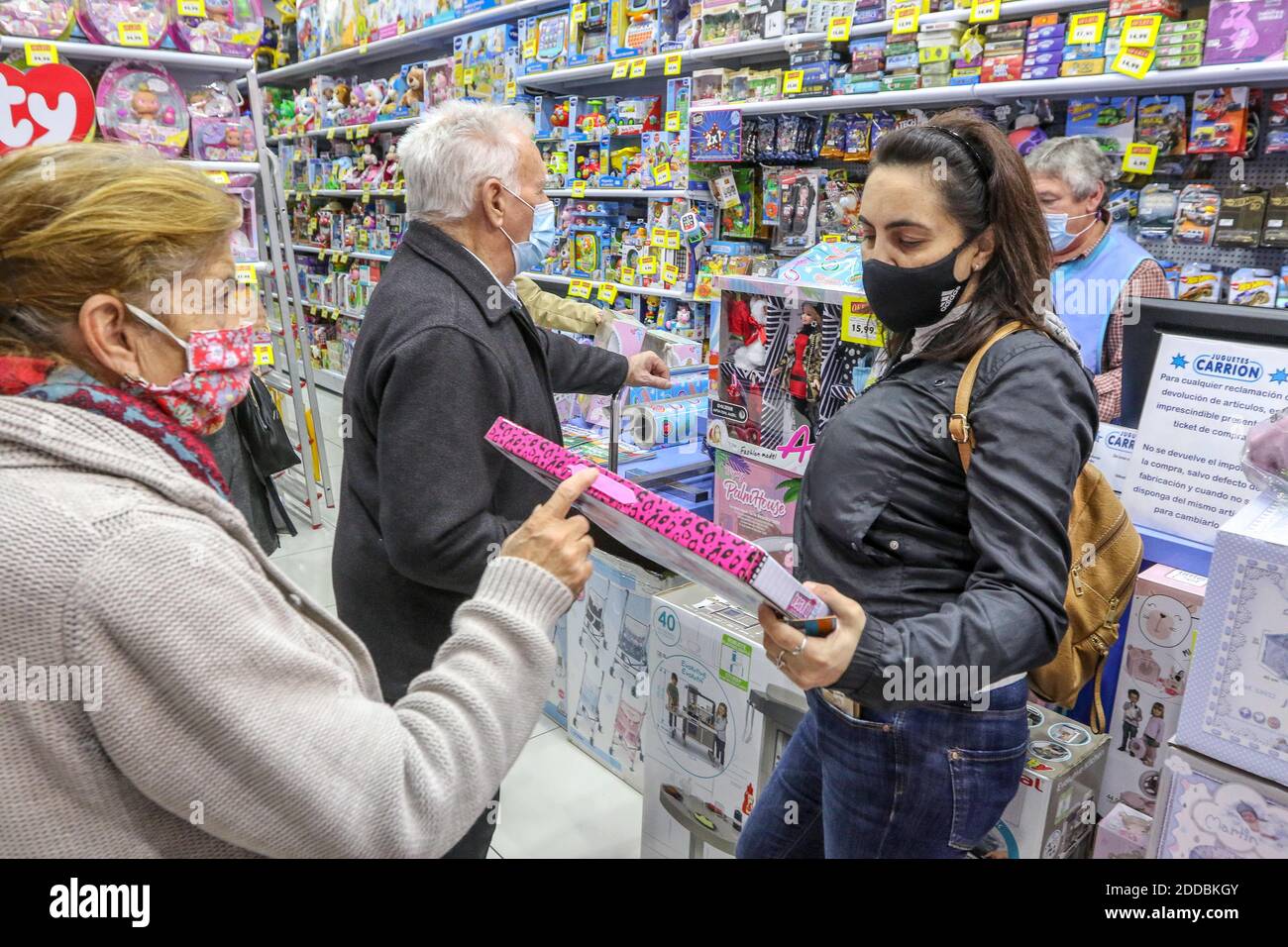 24 novembre 2020: 24 novembre 2020 (Malaga) i negozi di giocattoli sono stati considerati un servizio non essenziale, saranno in grado di aprire le loro porte fino alle 20:00, secondo la pubblicazione del Bollettino ufficiale andaluso. Questo cambiamento è dovuto al fatto che molte persone a causa di motivi di lavoro non possono fare i loro acquisti, in questo caso, Natale così hanno voluto alleviare la pressione temporale in questo settore. Credit: Lorenzo Carnero/ZUMA Wire/Alamy Live News Foto Stock