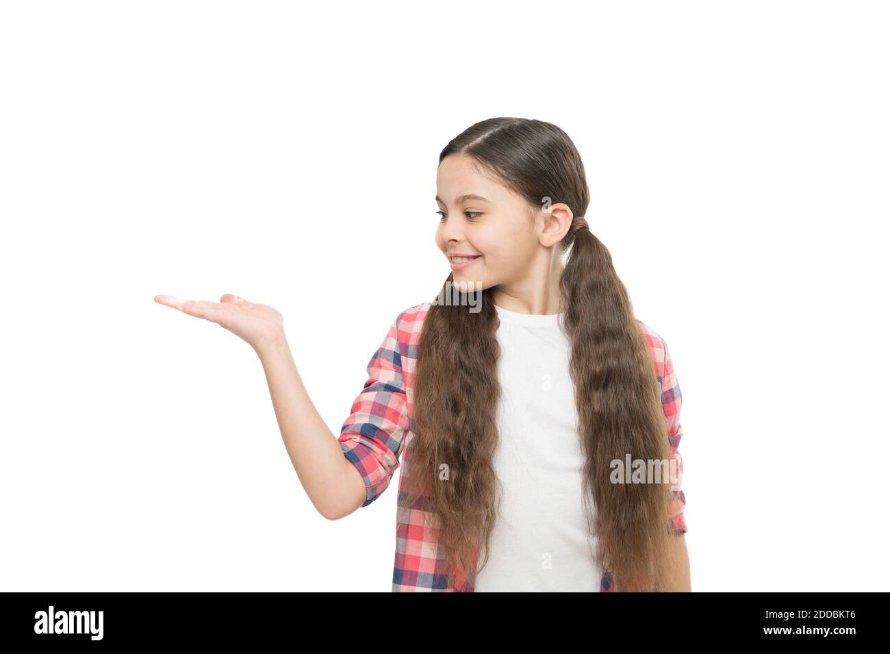 Ragazza bambino molto lungo capelli. Parrucchiere. Mantenere l'igiene corretta e la cura di sé. Tagliare via alle estremità morte può contribuire a ringiovanire. Capelli che crescono la vita hack. Come crescere i capelli più velocemente. Foto Stock