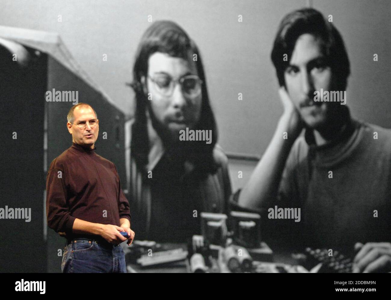 NESSUN FILM, NESSUN VIDEO, NESSUNA TV, NESSUN DOCUMENTARIO - Steve Jobs rende il discorso di apertura al MacWorld di San Francisco, California, 10 gennaio 2006. Ha usato una vecchia immagine di lui e di Steve Wozniak per onorare il prossimo trentesimo anniversario della società il giorno di aprile degli sciocchi. Foto di Karl Mondon/Contra Costa Times/ABACAPRESS.COM Foto Stock
