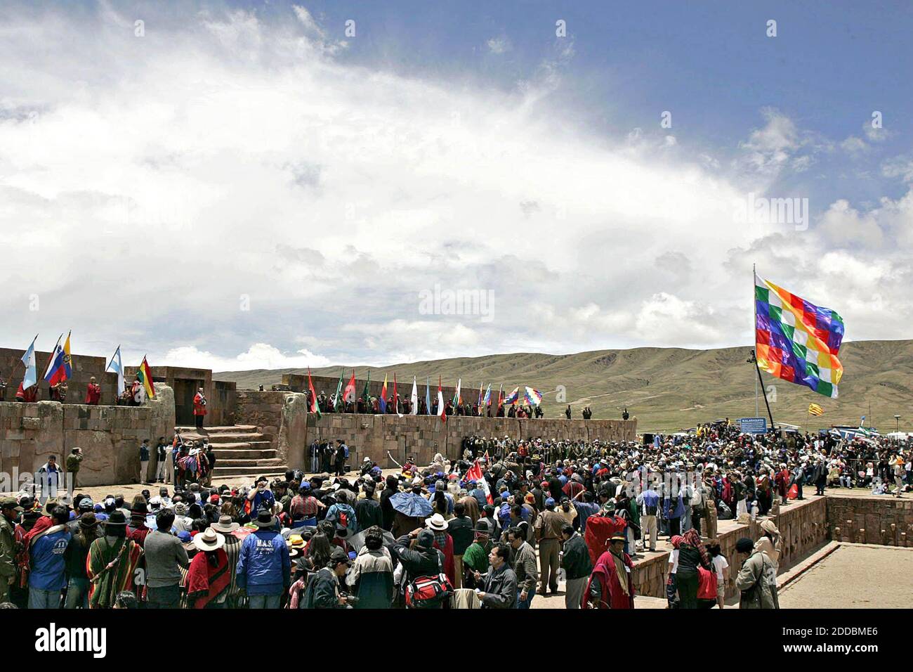 NESSUN FILM, NESSUN VIDEO, NESSUNA TV, NESSUN DOCUMENTARIO - il presidente eletto della Bolivia Evo Morales, con abiti tradizionali, parla alle messe che si sono riunite alla Celebrazione indigena in onore del presidente indigeno eletto alle antiche rovine del Tiahuanaco in Bolivia, sabato 21 gennaio 2006. Foto di Patricio Crooker/KRT/ABACAPRESS.COM Foto Stock