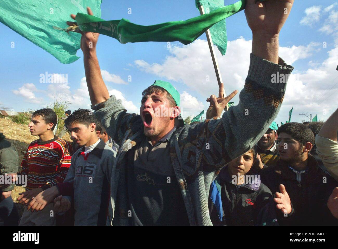 NO FILM, NO VIDEO, NO TV, NO DOCUMENTARIO - i sostenitori del movimento di resistenza islamica Hamas celebrano la vittoria elettorale di Hamas a Beit Lahia, striscia di Gaza, venerdì 27 gennaio 2006. Foto di Ahmad Khateib/Flash 90/KRT/ABACAPRESS.COM Foto Stock