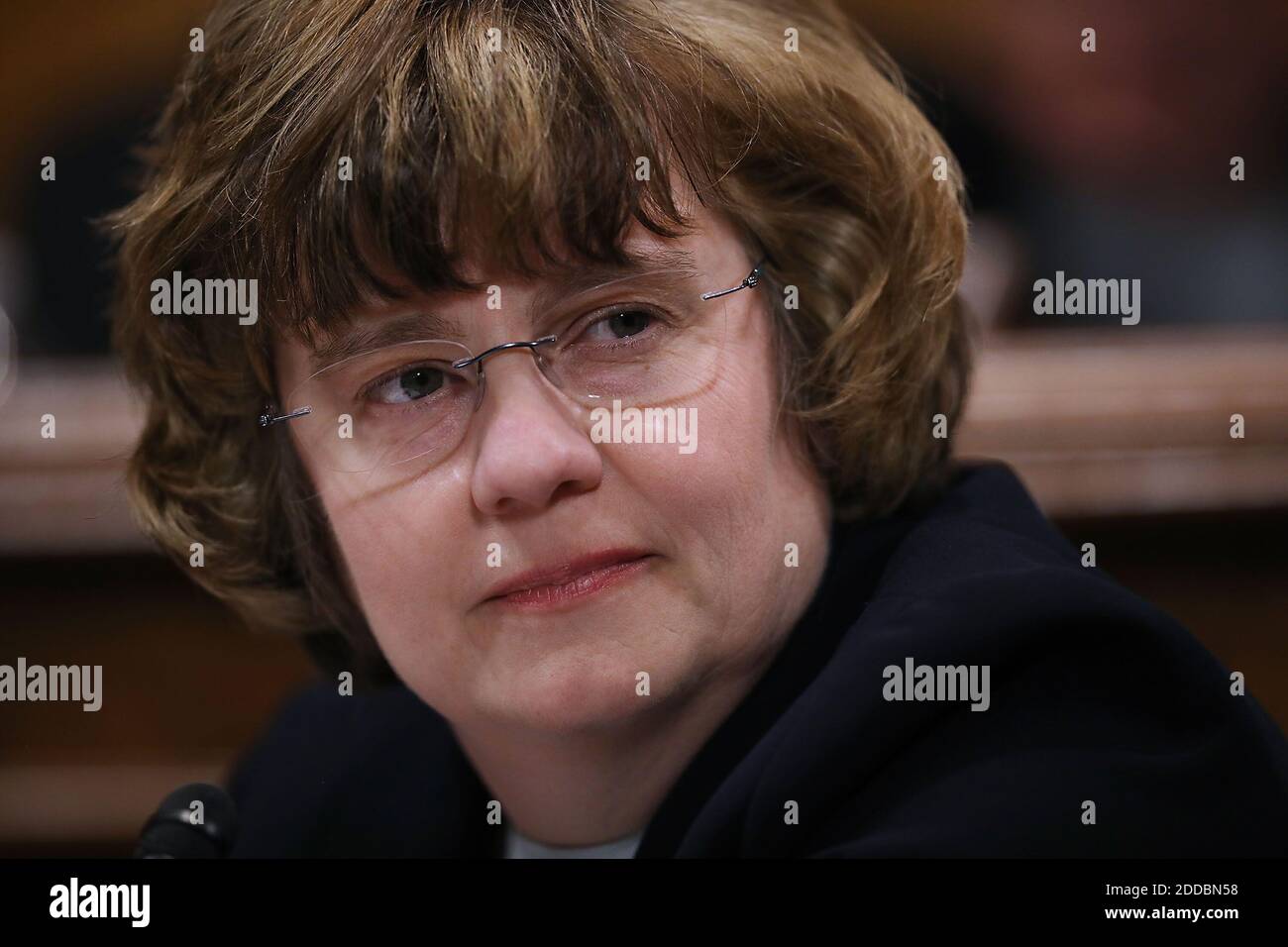 WASHINGTON, DC - SETTEMBRE 27: Rachel Mitchell, il capo della Divisione delle vittime speciali dell'ufficio della contea di Maricopa attorneyÕs in Arizona, si prepara a interrogare Christine Blasey Ford per conto dei membri repubblicani del Comitato giudiziario del Senato nella costruzione dell'ufficio del Senato Dirksen su Capitol Hill 27 settembre 2018 a Washington, DC. Professore alla Palo Alto University e psicologo di ricerca presso la Stanford University School of Medicine, Ford ha accusato il candidato alla Corte Suprema Judge Brett Kavanaugh di averla assalita sessualmente durante un partito nel 1982, quando erano studenti di scuola superiore Foto Stock