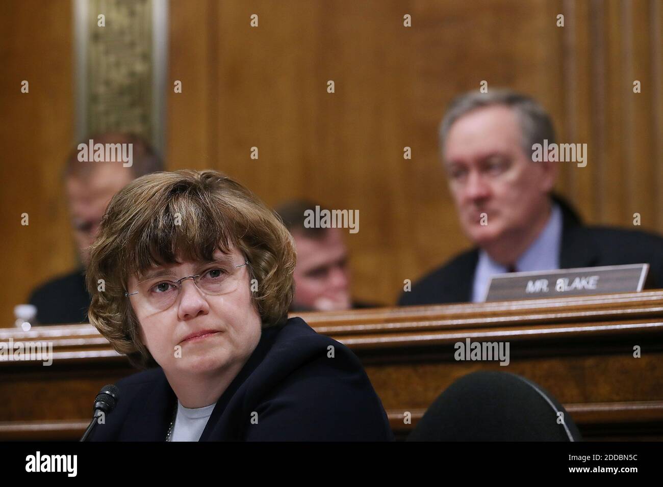 WASHINGTON, DC - SETTEMBRE 27: Rachel Mitchell, il capo della Divisione delle vittime speciali dell'ufficio della contea di Maricopa attorneyÕs in Arizona, si prepara a interrogare Christine Blasey Ford per conto dei membri repubblicani del Comitato giudiziario del Senato nella costruzione dell'ufficio del Senato Dirksen su Capitol Hill 27 settembre 2018 a Washington, DC. Professore alla Palo Alto University e psicologo di ricerca presso la Stanford University School of Medicine, Ford ha accusato il candidato alla Corte Suprema Judge Brett Kavanaugh di averla assalita sessualmente durante un partito nel 1982, quando erano studenti di scuola superiore Foto Stock