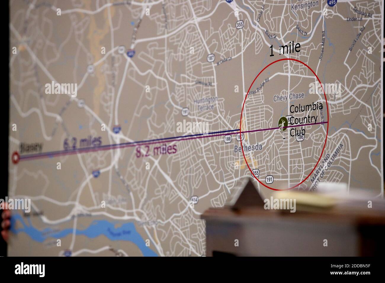 WASHINGTON, DC - SETTEMBRE 27: Rachel Mitchell, il capo della divisione vittime speciali della contea di Maricopa attorneyÕs ufficio in Arizona, USA una mappa dell'area intorno al Columbia Country Club mentre interroga Christine Blasey Ford durante un'audizione del Comitato giudiziario del Senato nel Dirksen Senate Office Building a Capitol Hill 27 settembre 2018 a Washington, DC. Professore all'Università di Palo Alto e psicologo di ricerca presso la Scuola di Medicina dell'Università di Stanford, Ford ha accusato il candidato alla Corte Suprema, il giudice Brett Kavanaugh, di averla assalita sessualmente durante un partito in 1 Foto Stock