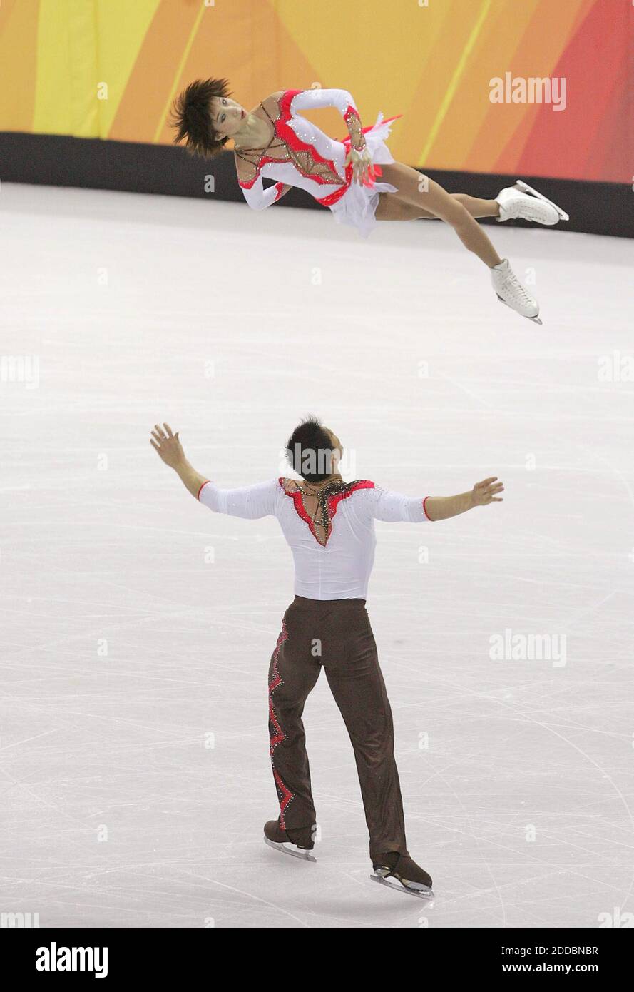 NO FILM, NO VIDEO, NO TV, NO DOCUMENTARIO - la cinese Hao Zhang lancia il suo partner, Dan Zhang, che si è ripreso dopo aver scivolato sul ghiaccio e ha colpito il muro durante le loro Olimpiadi invernali 2006 Figura Skating Pairs corto programma il 13 febbraio 2006 a Palavela a Torino, Italia. La coppia è stata in grado di esibirsi dopo la caduta e ha continuato a prendere la medaglia d'argento. Foto di Barbara Johnston/Philadelphia Inquirer/KRT/Cameleon/ABACAPRESS.COM Foto Stock