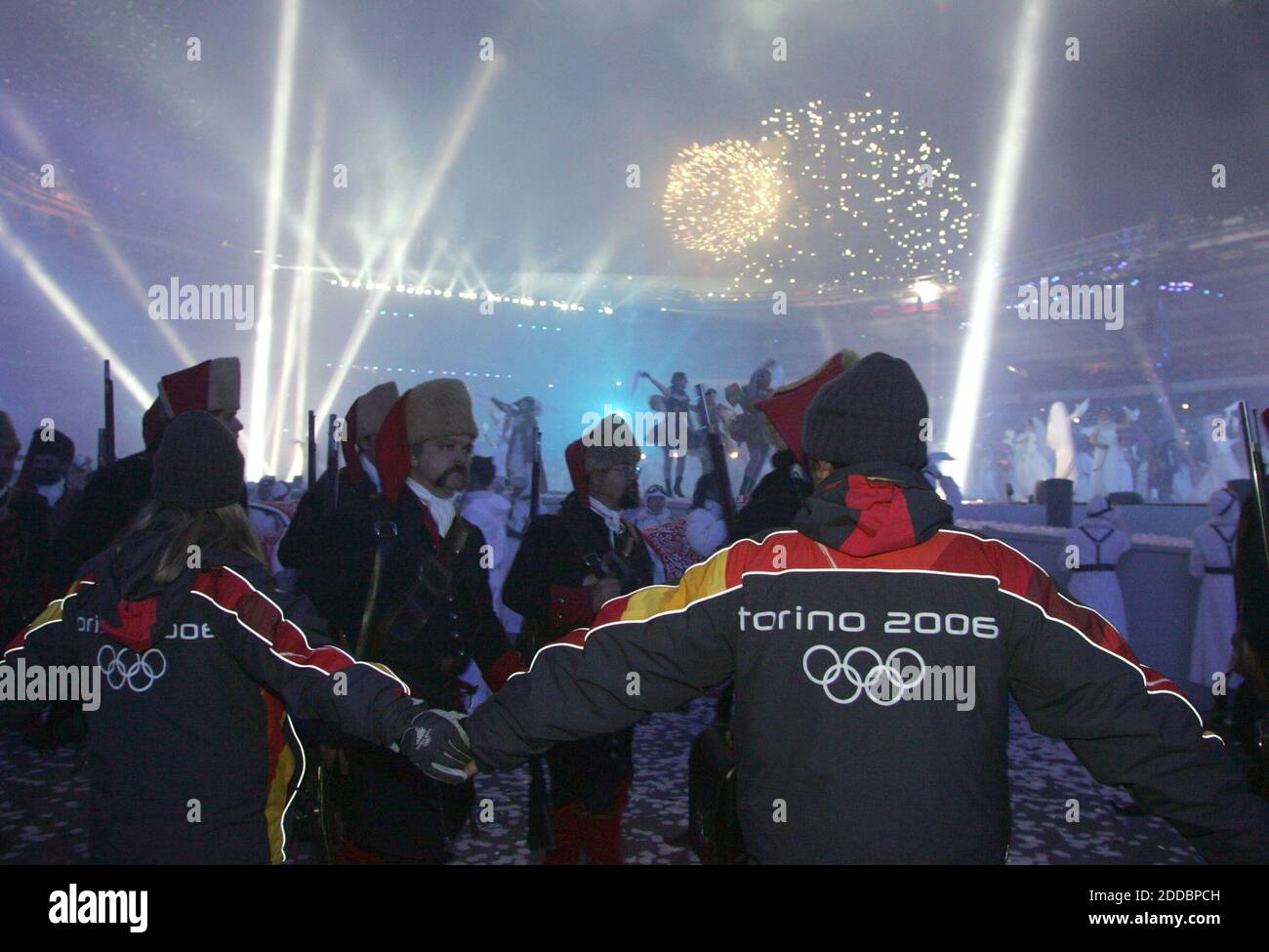 NO FILM, NO VIDEO, NO TV, NO DOCUMENTARIO - fuochi d'artificio esplodono le cerimonie di chiusura delle Olimpiadi invernali 2006 Domenica 26 febbraio 2006 allo Stadio Olimpico di Torino. Foto di Barbara Johnston/Philadelphia Inquirer/KRT/Cameleon/ABACAPRESS.COM. Foto Stock