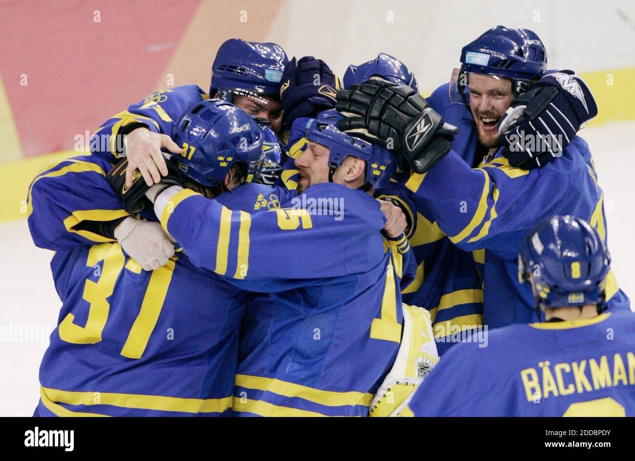 NESSUN FILM, NESSUN VIDEO, NESSUNA TV, NESSUN DOCUMENTARIO - UN guanto vola in alto mentre i compagni di squadra svedesi celebrano la loro vittoria 3 - 2 medaglia d'oro sulla Finlandia domenica 26 febbraio 2006 al Palasport Olimpico di Torino. Foto di Gary Reyes/San Jose Mercury News/KRT/ABACAPRESS.COM Foto Stock