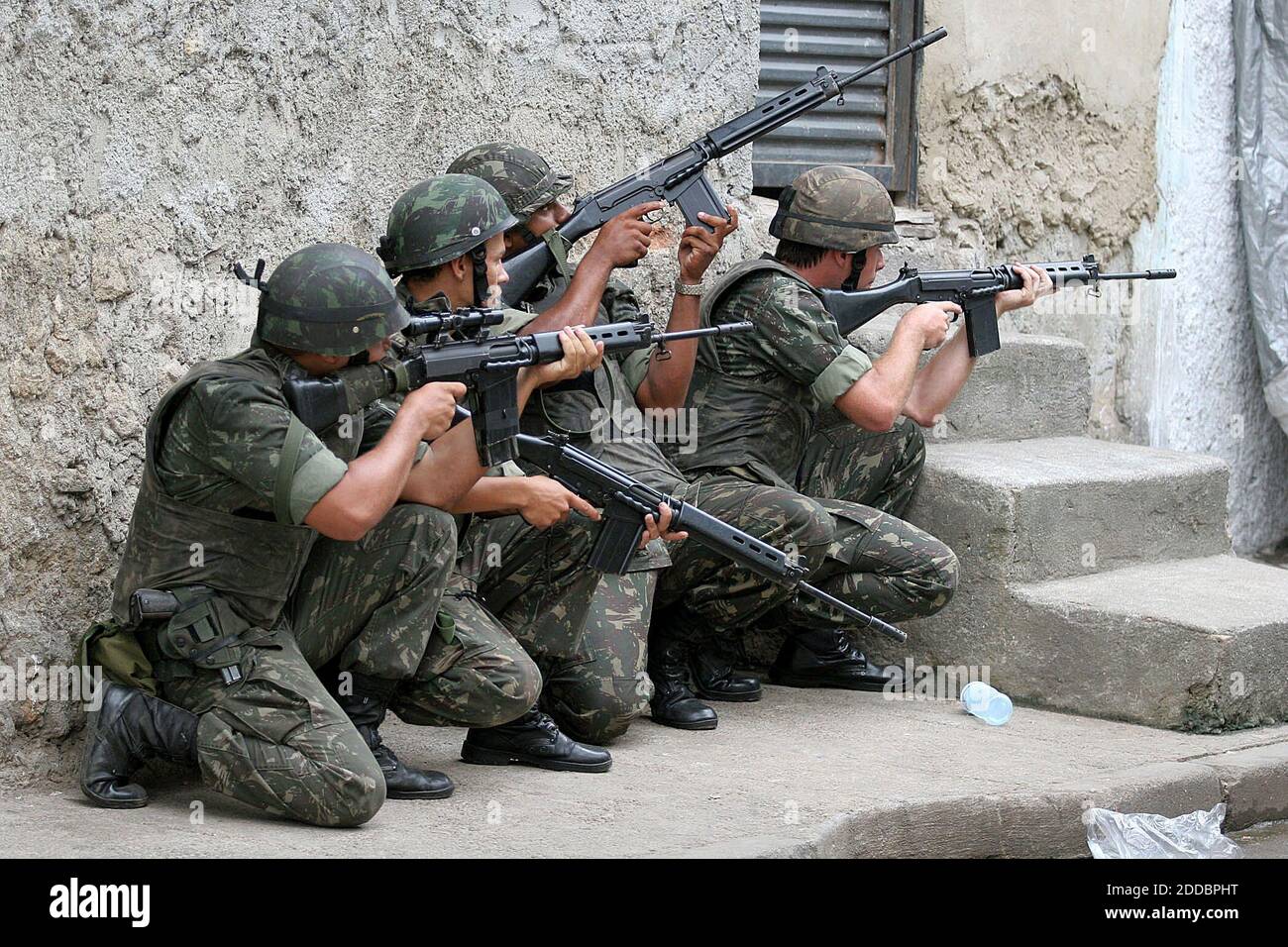 NO FILM, NO VIDEO, NO TV, NO DOCUMENTARIO - i soldati brasiliani occupano la baraccopoli di Mangueira a Rio de Janeiro, Brasile, 7 marzo 2006. Le truppe hanno combattuto le battaglie con i membri della banda Lunedi e ha detto Martedì che avrebbero tenere le baraccopoli cordonato fino a 10 fucili d'assalto rubati la settimana scorsa, quando i membri della banda hanno fatto irruzione un'installazione dell'esercito sono stati trovati. Foto di Douglas Engle/KRT/ABACAPRESS.COM Foto Stock