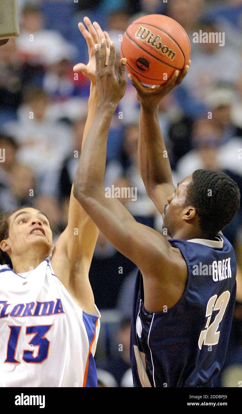 NESSUN FILM, NESSUN VIDEO, NESSUNA TV, NESSUN DOCUMENTARIO - Joakim Noah della Florida blocca il colpo di Jeff Green di Georgetown durante il terzo round del torneo di pallacanestro NCAA a Minneapolis, MN, USA il 24 marzo 2006. Foto di Gary W. Green/Orlando Sentinel/KRT/Cameleon/ABACAPRESS.COM Foto Stock