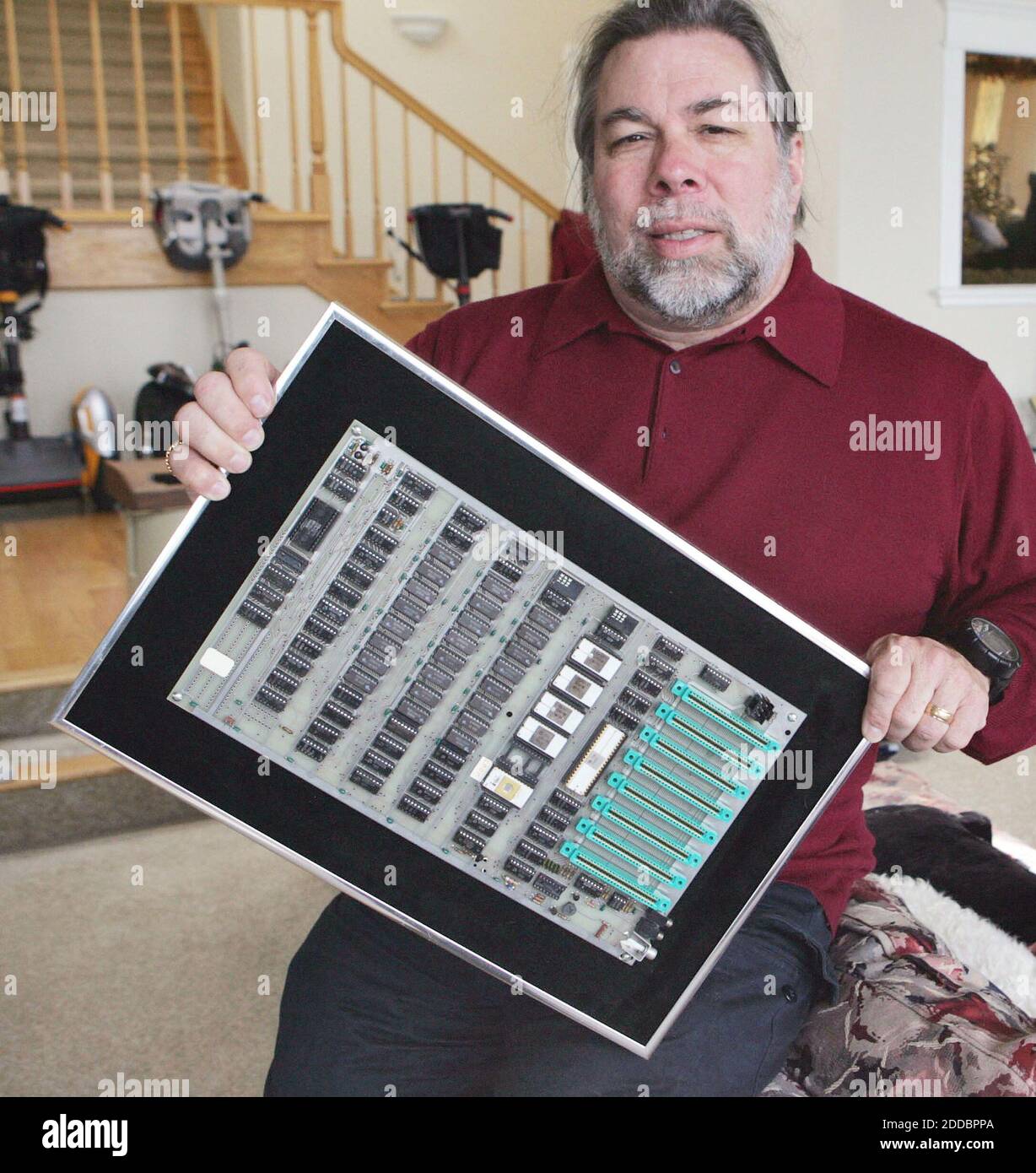 NESSUN FILM, NESSUN VIDEO, NESSUNA TV, NESSUN DOCUMENTARIO - Steve Wozniak detiene la Apple 2, una versione molto precoce del computer che ha rivoluzionato il mondo, a casa sua a Los Gatos, California, mercoledì 15 marzo 2006. Wozniak, co-fondatore di Apple computer, vive a Los Gatos e ha quattro cani, un sacco di Segway e alcuni Hummers. Foto di Karen T. Borchers/San Jose Mercury News/KRT/ABACAPRESS.COM Foto Stock
