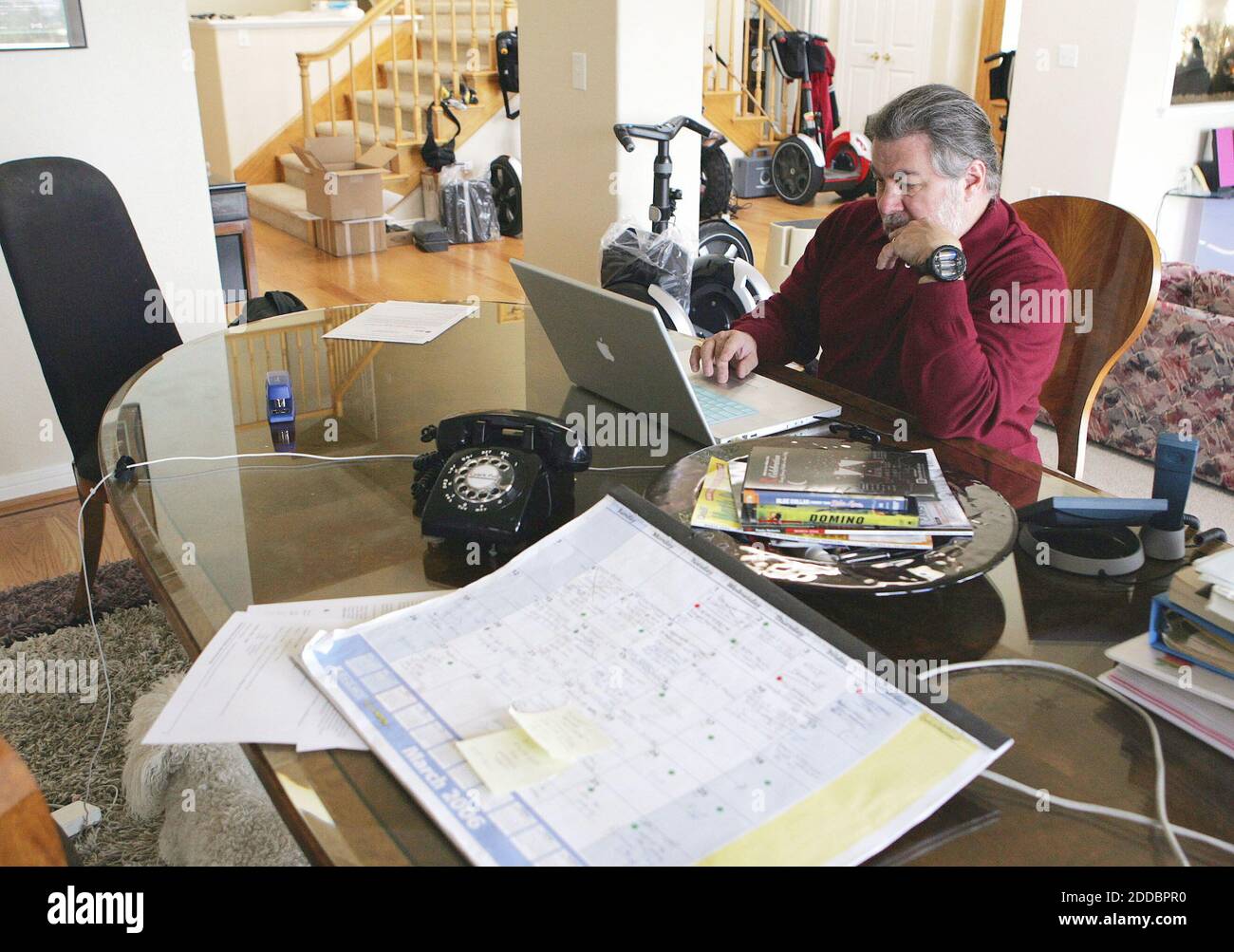 NESSUN FILM, NESSUN VIDEO, NESSUNA TV, NESSUN DOCUMENTARIO - mentre lavora al suo programma, Steve Wozniak finisce un'e-mail sul suo portatile Apple nella sua sala da pranzo. Wozniak, co-fondatore di Apple computer, vive a Los Gatos, California, con i suoi quattro cani, un sacco di Segway e alcuni Hummers. Foto di Karen T. Borchers/San Jose Mercury News/KRT/ABACAPRESS.COM Foto Stock