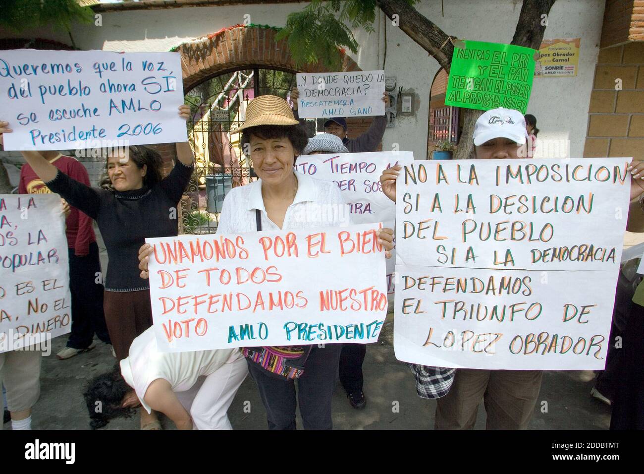 NO FILM, NO VIDEO, NO TV, NO DOCUMENTARIO - il segretario elettorale esamina i voti non contati durante la sessione del Consiglio del Distretto elettrale e i fogli di controllo dei voti dei 300 distretti votanti del paese a Città del Messico, Messico, mercoledì 5 luglio 2006. Il leggero vantaggio del conservatore Felipe Calderon nelle prossime elezioni presidenziali del Messico si è ridotto. Foto di Heriberto Gonzalez/MCT/ABACAPRESS.COM Foto Stock