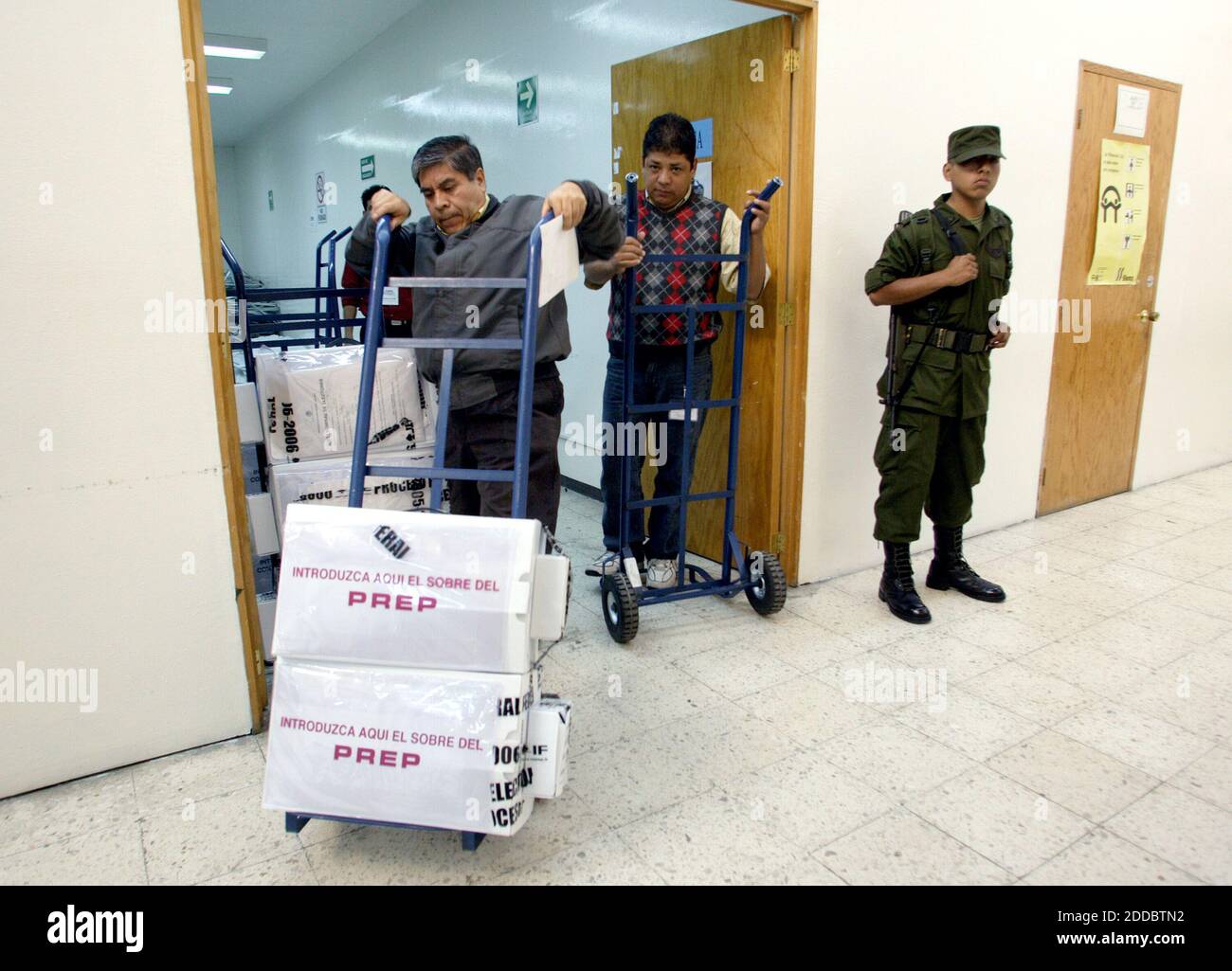 NO FILM, NO VIDEO, NO TV, NO DOCUMENTARIO - il segretario elettorale esamina i voti non contati durante la sessione del Consiglio del Distretto elettrale e i fogli di controllo dei voti dei 300 distretti votanti del paese a Città del Messico, Messico, mercoledì 5 luglio 2006. Il leggero vantaggio del conservatore Felipe Calderon nelle prossime elezioni presidenziali del Messico si è ridotto. Foto di Heriberto Gonzalez/MCT/ABACAPRESS.COM Foto Stock