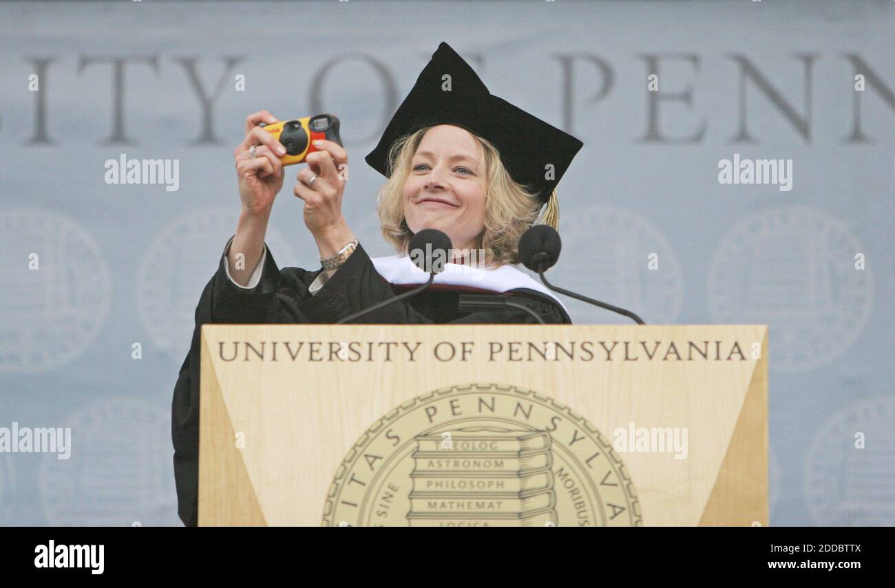 NO FILM, NO VIDEO, NO TV, NO DOCUMENTARIO - Jodie Foster dice alla classe laureante dell'Università della Pennsylvania di dire 'formaggio' mentre prende la loro fotografia prima di iniziare il suo discorso di inizio, Lunedi, 15 maggio 2006 a Franklin Field presso l'Università della Pennsylvania a Philadelphia, Pennsylvania. Foto di Michael Bryant/Philadelphia Inquirer/KRT/ABACAPRESS.COM Foto Stock