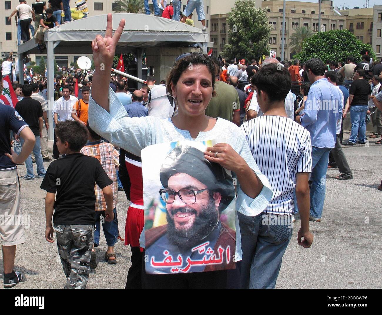 NO FILM, NO VIDEO, NO TV, NO DOCUMENTARIO - UNA donna libanese mostra con orgoglio una foto del leader Hezbollah Hassan Nasrallah a una protesta a Beirut, Libano, domenica 30 luglio 2006. La popolarità di Nasrallah nel mondo musulmano non è mai stata più grande in quanto Hezbollah monta una resistenza sorprendentemente rigida agli attacchi militari israeliani. Foto di Shashank Bengalese/MCT/ABACAPRESS.COM Foto Stock