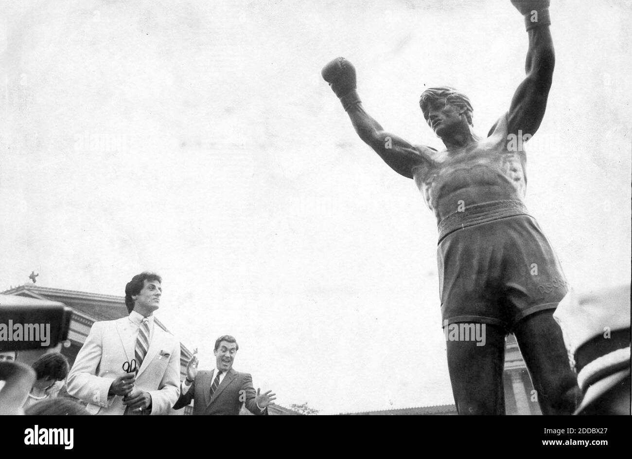 NO FILM, NO VIDEO, NO TV, NO DOCUMENTARIO - in questa foto del file 1982, il sindaco William Green e l'attore Sylvester Stallone, a sinistra, svelare la statua 'Rocky' al Philadelphia Museum of Art, a Philadelphia, Pensilvania, USA. Il 6 settembre 2006, la commissione d'arte della città approvò un piano per riportare la statua del pugile a grande schermo in un sito vicino ai gradini del museo, dove Sylvester Stallone ha fatto le scale nel film come pugile in allenamento. Foto di Philadelphia Inquirer/MCT/ABACAPRESS.COM Foto Stock