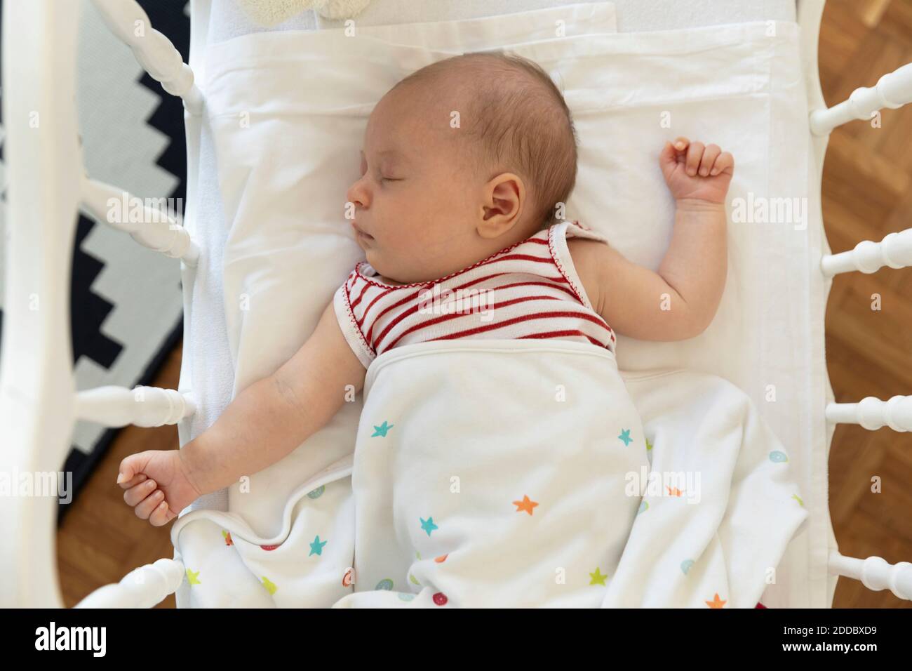 Vista ad alto angolo della bambina sdraiata nella culla a casa Foto Stock