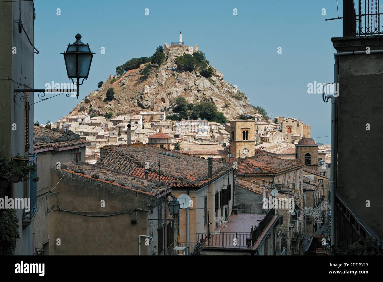 Vista sul villaggio di montagna di Mistretta su cui domina il Monte Castello, città vecchia di architettura siciliana e prove della natura Foto Stock