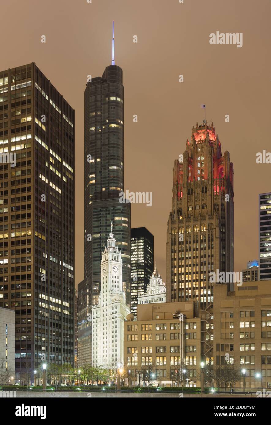 Torre Tribune illuminata, Chicago, USA Foto Stock