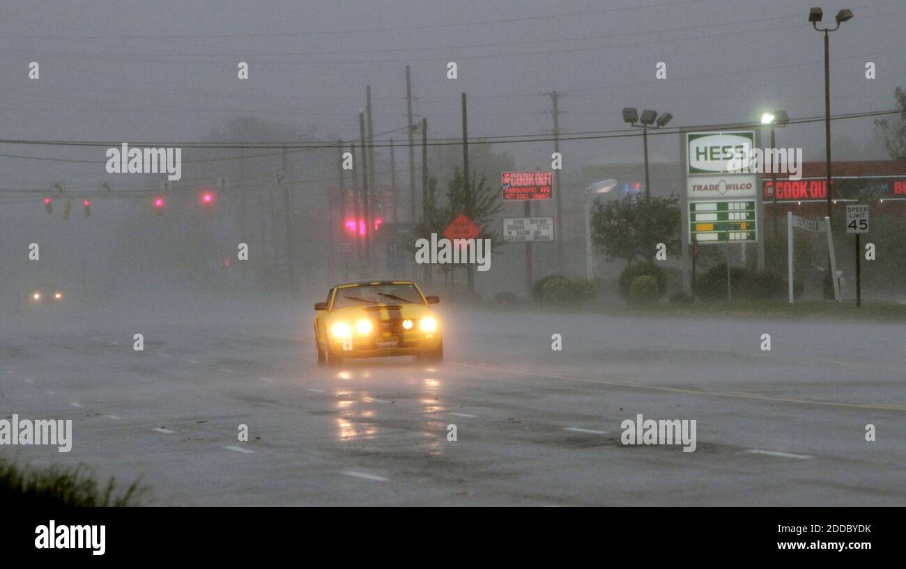 NESSUN FILM, NESSUN VIDEO, NESSUNA TV, NESSUN DOCUMENTARIO - alcuni veicoli avventurano giù un ventoso, Wet Memorial Blvd. Come l'uragano Irene colpisce Greenville, Carolina del Nord, sabato 27 agosto 2011. Foto di Chris Seward/Raleigh News & Observer/MCT/ABACAPRESS.COM Foto Stock