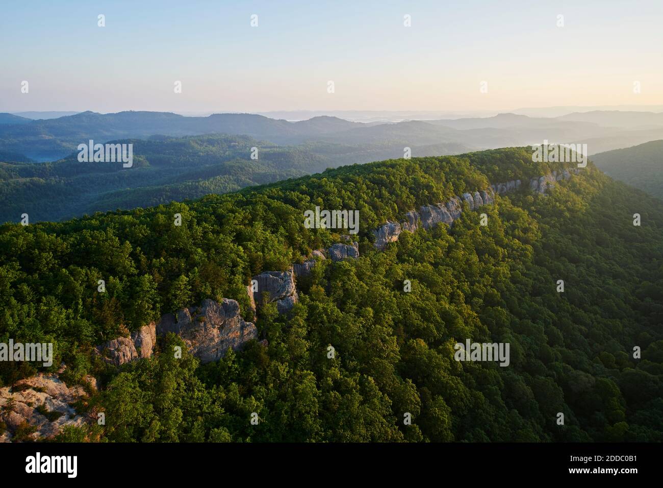 Veduta aerea della scogliera boscosa di Appalachia all'alba Foto Stock