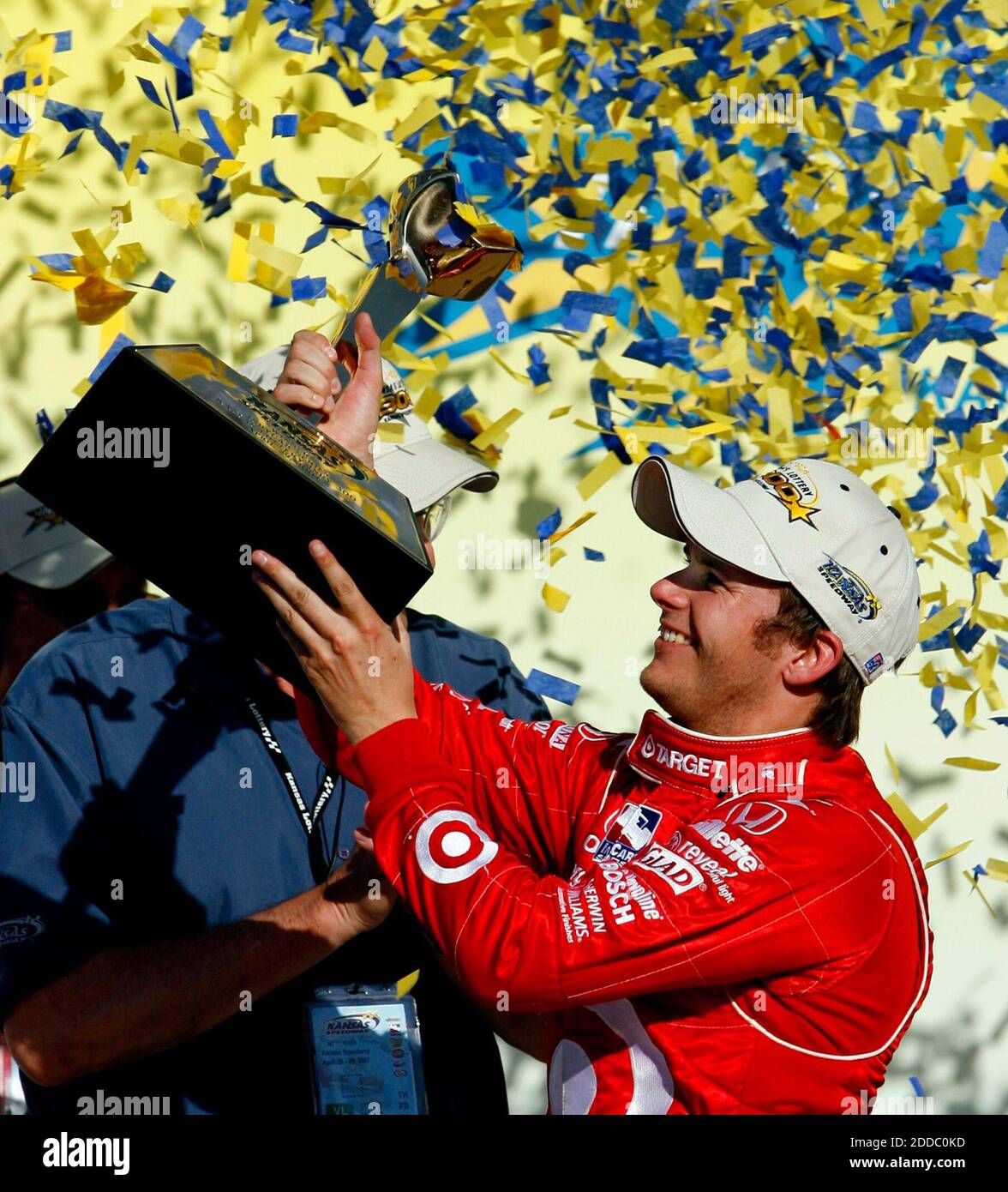 NESSUN FILM, NESSUN VIDEO, NESSUNA TV, NESSUN DOCUMENTARIO - Dan Wheldon ha portato a casa il trofeo del vincitore nella Kansas Lottery 300 al Kansas Speedway di Kansas City, Missouri, USA il 29 aprile 2007. Foto di Rich Sugg/Kansas City Star/MCT/ABACAPRESS.COM Foto Stock