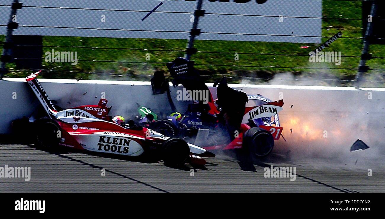 NESSUN FILM, NESSUN VIDEO, NESSUNA TV, NESSUN DOCUMENTARIO - Dan Wheldon, sinistra, e Felipe Giaffone si schiantano nel muro e scivolarono nella seconda volta durante il Kansas Indy 300 al Kansas Speedway di Kansas City, MO, USA il 6 luglio 2003. Foto di Rich Sugg/Kansas City Star/MCT/ABACAPRESS.COM Foto Stock