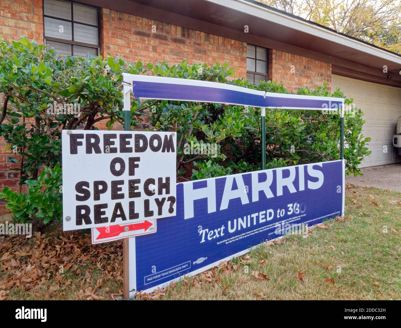 Arlington, Texas-24 Nov 2020: Il segno della campagna di Biden ha fatto la sua faccia nel prato dei proprietari di case in un sobborgo conservatore pro-Trump Texas fuori Dallas, Texas. Con l'ex vice-presidente degli Stati Uniti Joe Biden che ha vinto le elezioni presidenziali del 2020, un proprietario di abitazione pubblica "la libertà di parola realmente?" Firmi con la bandiera eletta di Biden che batte in alto fuori della portata dei supporti di Trump. Durante la posa Trump sostiene il cartello nel cortile anteriore, tagliando il nome di Biden. (Impossibile rimuovere il segno, ma in grado di tagliare il nome Biden) Foto Stock