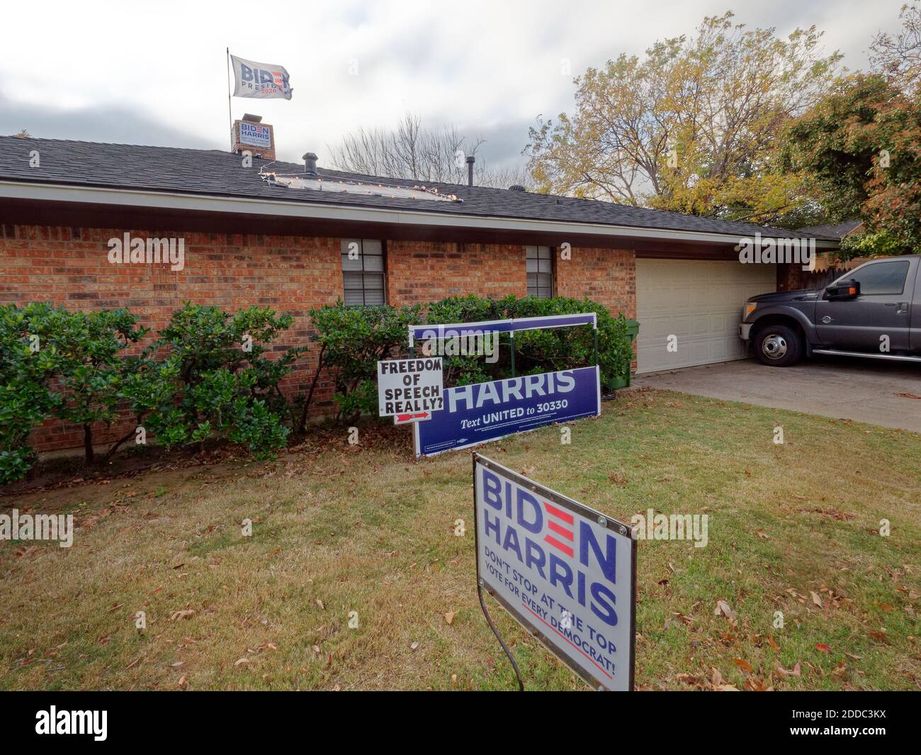 Arlington, Texas-24 Nov 2020: Il segno della campagna di Biden ha fatto la sua faccia nel prato dei proprietari di case in un sobborgo conservatore pro-Trump Texas fuori Dallas, Texas. Con l'ex vice-presidente degli Stati Uniti Joe Biden che ha vinto le elezioni presidenziali del 2020, un proprietario di abitazione pubblica "la libertà di parola realmente?" Firmi con la bandiera eletta di Biden che batte in alto fuori della portata dei supporti di Trump. Durante la posa Trump sostiene il cartello nel cortile anteriore, tagliando il nome di Biden. (Impossibile rimuovere il segno, ma in grado di tagliare il nome Biden) Foto Stock