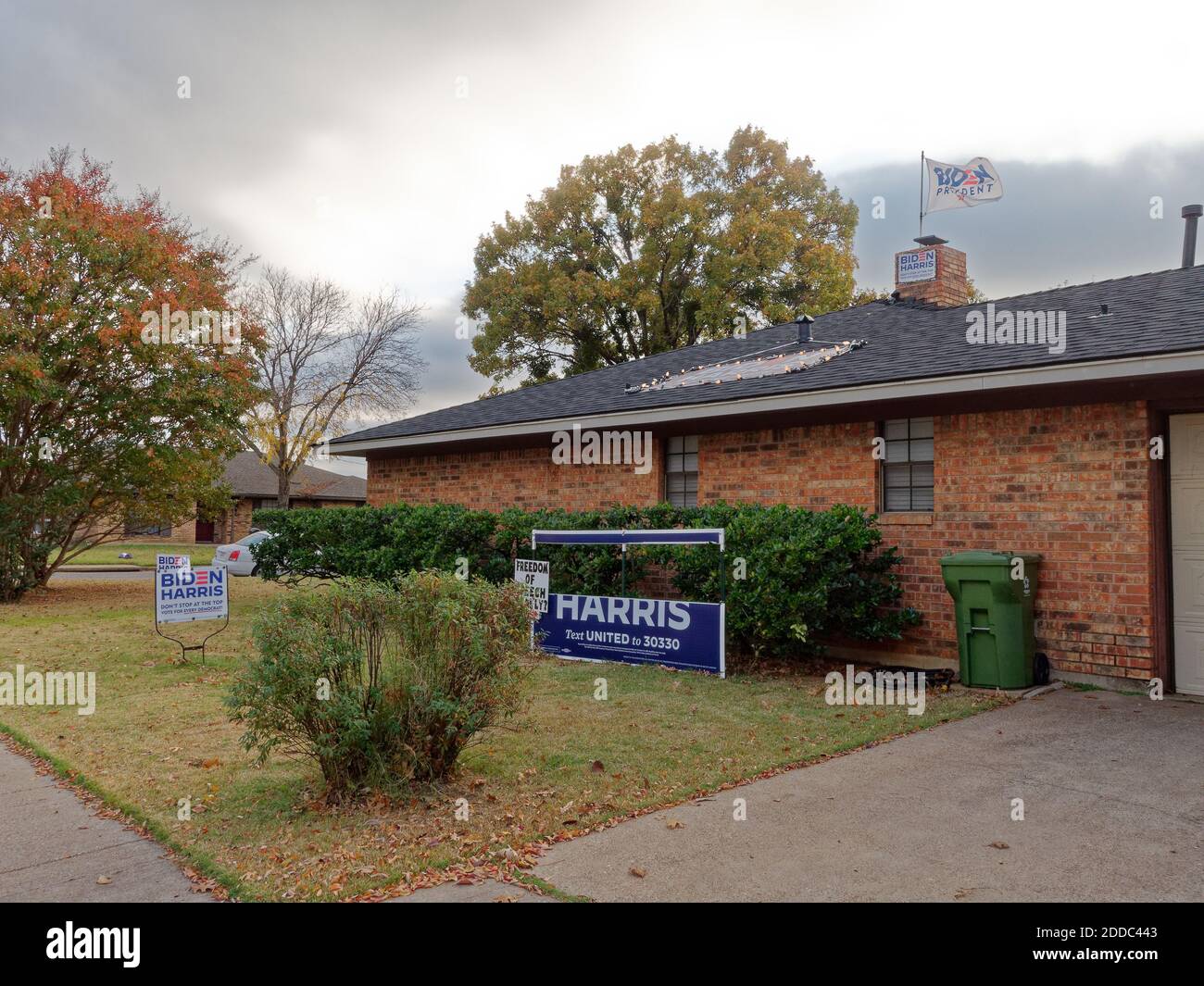 Arlington, Texas-24 Nov 2020: Il segno della campagna di Biden ha fatto la sua faccia nel prato dei proprietari di case in un sobborgo conservatore pro-Trump Texas fuori Dallas, Texas. Con l'ex vice-presidente degli Stati Uniti Joe Biden che ha vinto le elezioni presidenziali del 2020, un proprietario di abitazione pubblica "la libertà di parola realmente?" Firmi con la bandiera eletta di Biden che batte in alto fuori della portata dei supporti di Trump. Durante la posa Trump sostiene il cartello nel cortile anteriore, tagliando il nome di Biden. (Impossibile rimuovere il segno, ma in grado di tagliare il nome Biden) Foto Stock