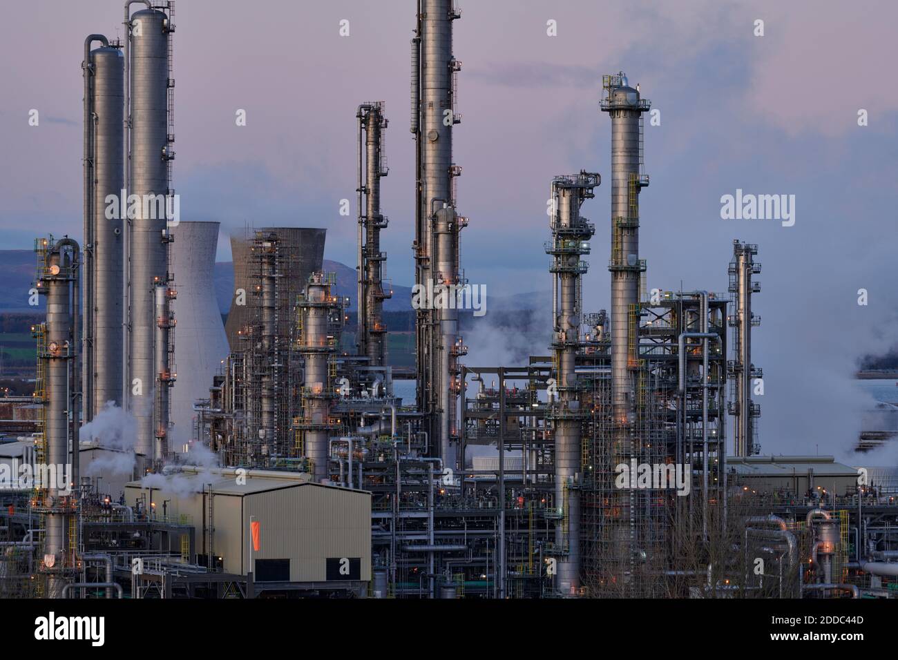 La raffineria di petrolio e il complesso petrolchimico di Grangemouth è il primo impianto ad importare come materia prima l'etano dall'olio di scisto statunitense. Foto Stock