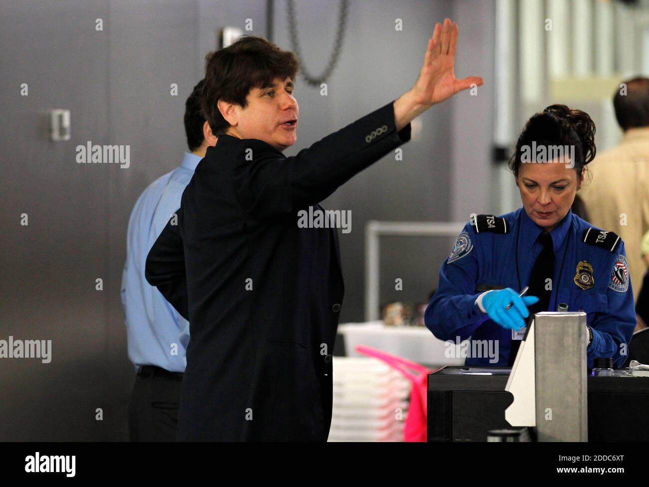 NESSUN FILM, NESSUN VIDEO, NESSUNA TV, NESSUN DOCUMENTARIO - ex Illinois Gov. Rod Blagojevich passa attraverso la sicurezza nel terminal 3 dell'aeroporto internazionale o'Hare, a Chicago, Illinois, USA giovedì 15 marzo 2012. Blagojevich dovrebbe iniziare a servire una sentenza di 14 anni sulle accuse di corruzione federale presso l'istituzione correttistica federale Englewood a Littleton, Colorado più tardi oggi. Foto di Jose M. Osorio/Chicago Tribune/MCT/ABACAPRESS.COM Foto Stock