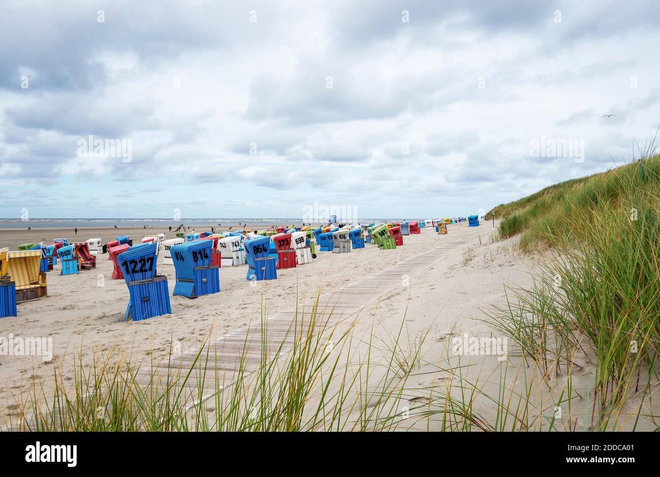 Sedie da spiaggia con cappuccio sulla spiaggia sabbiosa costiera dell'isola di Langeoog Foto Stock