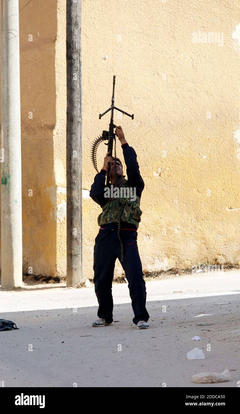 NESSUN FILM, NESSUN VIDEO, NESSUNA TV, NESSUN DOCUMENTARIO - UN combattente tenta di abbattere un elicottero di attacco circolare a Kafer Zaita, Siria, il 4 giugno 2012. Per quattro giorni, i soldati del governo siriano e i ribelli dell’Esercito siriano libero si sono battuti per il controllo della città di Kafer Zaita, in Siria centrale, in una lotta che dimostra che i combattenti ribelli, anche se disorganizzati, sono in grado di tenere la propria parte contro l’esercito siriano meglio attrezzato. Foto di Austin Tice/MCT/ABACAPRESS.COM Foto Stock