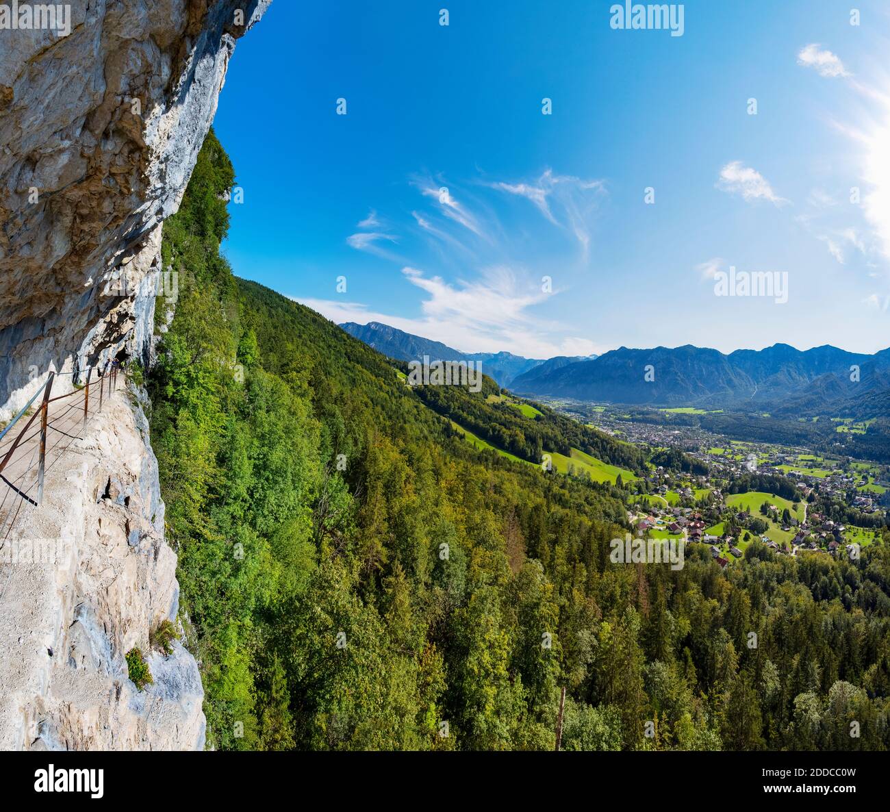 Austria, Austria superiore, Bad Goisern am Hallstattersee, ripido sentiero montano del Muro Eterno con città sullo sfondo Foto Stock