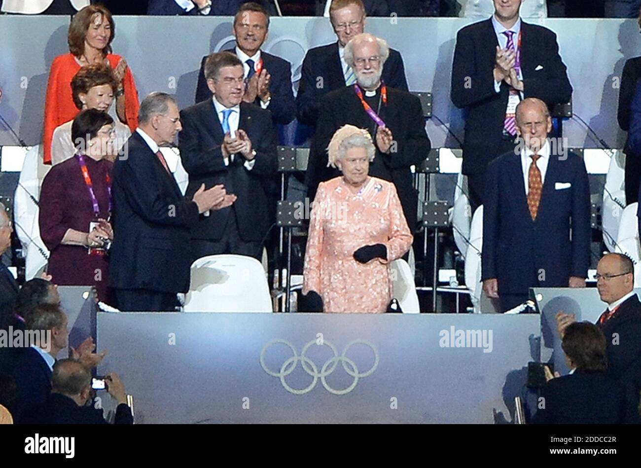 NESSUN FILM, NESSUN VIDEO, NESSUNA TV, NESSUN DOCUMENTARIO - Queen Elizabeth II e Prince Philip, a destra, durante la cerimonia di apertura dei Giochi Olimpici di Londra 2012 allo Stadio Olimpico, Giochi Olimpici di Londra, Regno Unito il 27 luglio 2012. Foto di David Eulitt/Kansas City Star/MCT/ABACAPRESS.COM Foto Stock