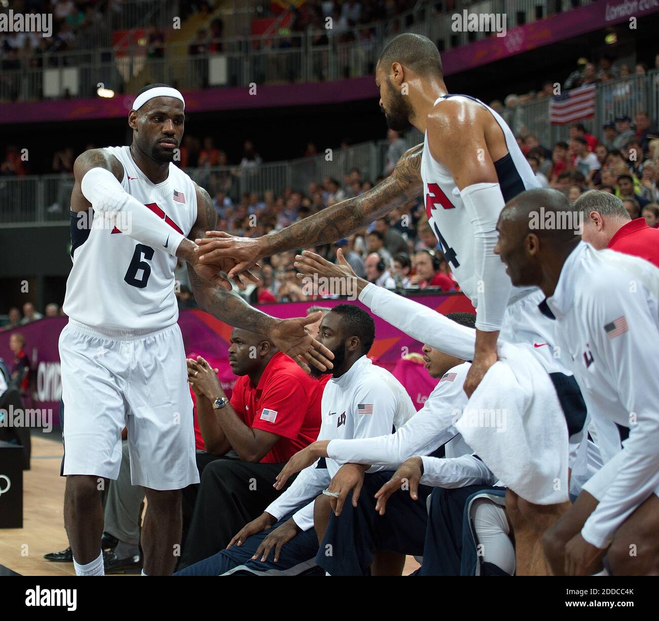 NESSUN FILM, NESSUN VIDEO, NESSUNA TV, NESSUN DOCUMENTARIO - il Lebron James degli Stati Uniti (6) è accolto da Tyson Chandler degli Stati Uniti (4) e da altri compagni di squadra durante il loro gioco all'Olympic Park Basketball Arena durante i Giochi Olimpici estivi 2012 a Londra, Regno Unito il 29 luglio 2012. USA sconfisse la Francia 98-71. Foto di Harry E. Walker/MCT/ABACAPRESS.COM Foto Stock