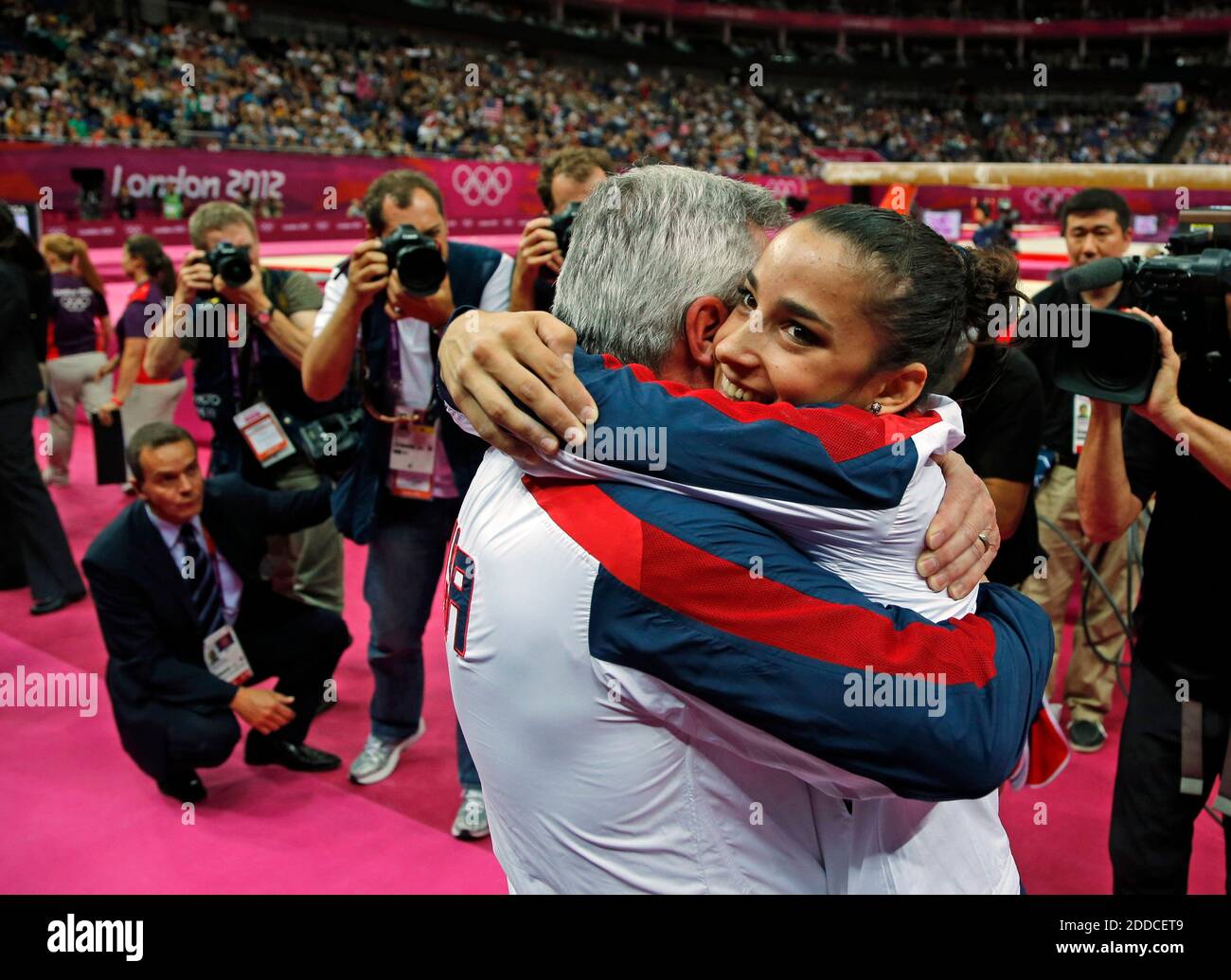 NESSUN FILM, NESSUN VIDEO, NESSUN TV, NESSUN DOCUMENTARIO - Alexandra Raisman degli Stati Uniti abbraccia la sua allenatrice Mihai Brestyan dopo che i risultati sono stati modificati e Raisman è andato dal 4° posto in classifica al 3° e la medaglia di bronzo nelle finali degli apparecchi a fascio a North Greenwich Arena durante i Giochi Olimpici estivi 2012 a Londra, UK, Martedì, 7 agosto 2012. Foto di Brian Peterson/Minneapolis Star Tribune/MCT/ABACAPRESS.COM Foto Stock