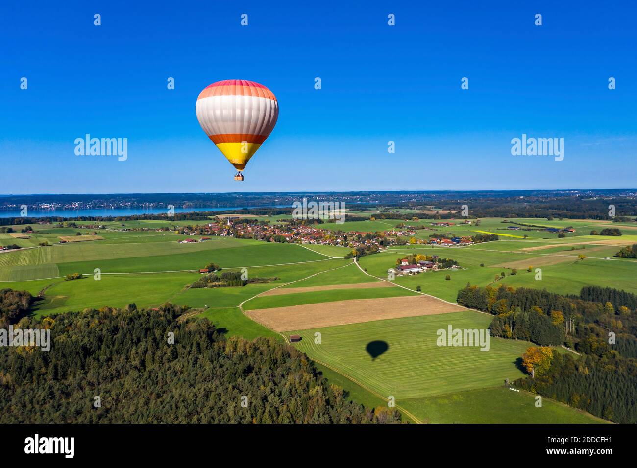 Germania, Baviera, mongolfiera che sorvola una campagna idilliaca Foto Stock