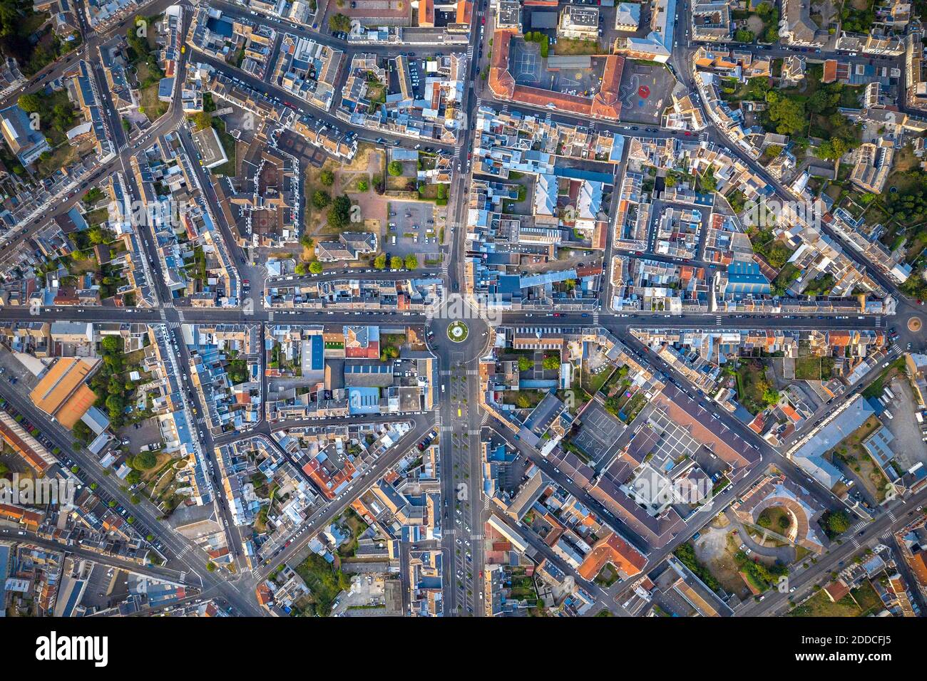 Francia, Aisne, Saint-Quentin, vista aerea delle strade interconnesse della città con il cerchio di traffico in mezzo Foto Stock Francia, Aisne, Saint-Quentin, vista aerea delle strade interconnesse della città con il cerchio di traffico in mezzo Foto Stock