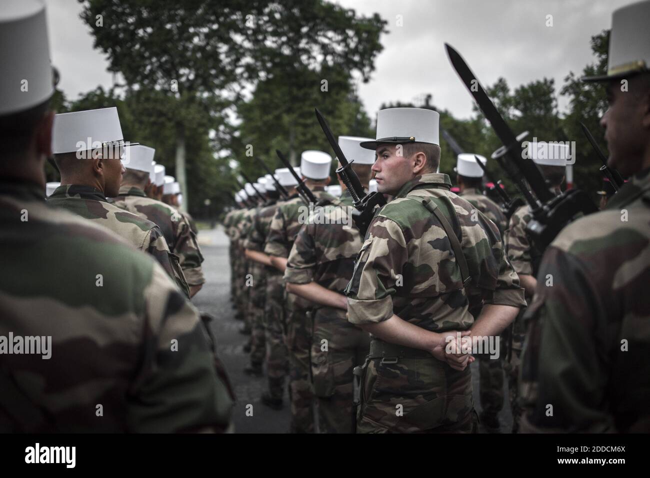 I soldati della Legione straniera francese (Legion Etrangere) scesero gli Champs Elysees all'alba durante una prova della parata militare annuale del giorno della Bastiglia a Parigi, in Francia, il 10 luglio 2018. Foto di Eliot Blondt/ABACAPRESS.COM Foto Stock