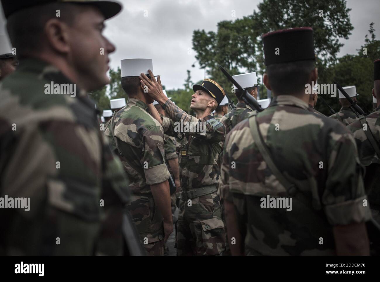 I soldati della Legione straniera francese (Legion Etrangere) scesero gli Champs Elysees all'alba durante una prova della parata militare annuale del giorno della Bastiglia a Parigi, in Francia, il 10 luglio 2018. Foto di Eliot Blondt/ABACAPRESS.COM Foto Stock