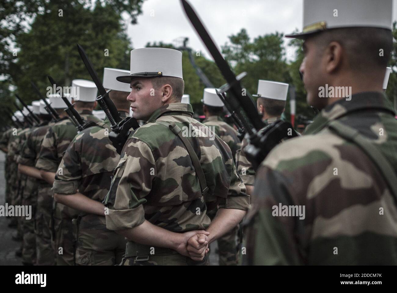 I soldati della Legione straniera francese (Legion Etrangere) scesero gli Champs Elysees all'alba durante una prova della parata militare annuale del giorno della Bastiglia a Parigi, in Francia, il 10 luglio 2018. Foto di Eliot Blondt/ABACAPRESS.COM Foto Stock