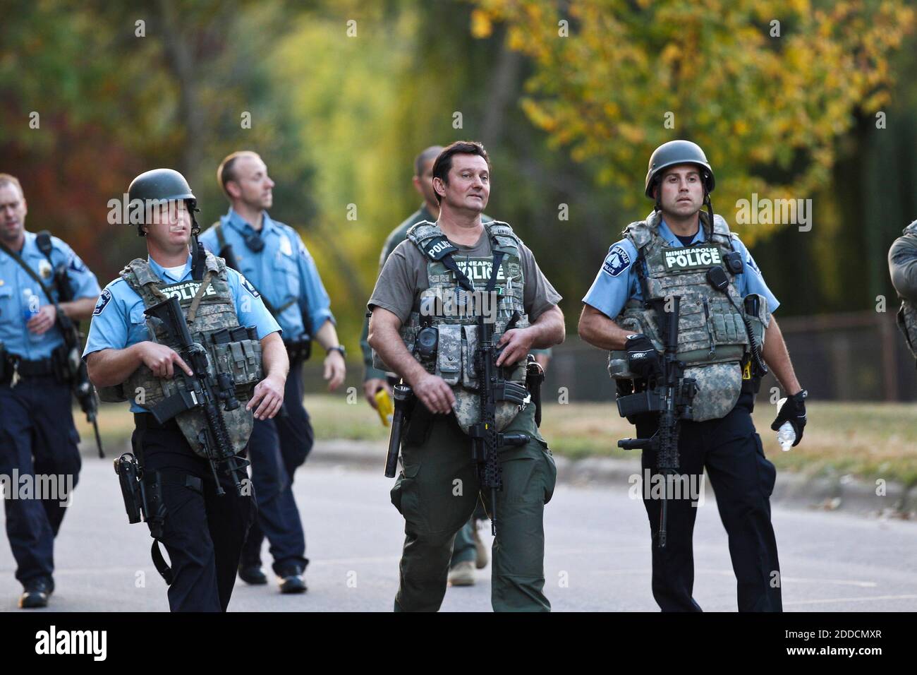 NO FILM, NO VIDEO, NO TV, NO DOCUMENTARIO - polizia sulla scena di una fatale ripresa sul posto di lavoro nel quartiere Bryn Mawr di Minneapolis, Minnesota, USA, giovedì 27 settembre 2012. La polizia dice che "semprevale" è stato ucciso nel luogo di lavoro spara. Foto di Renee Jones Schneider/Minneapolis Star Tribune/MCT/ABACAPRESS.COM Foto Stock