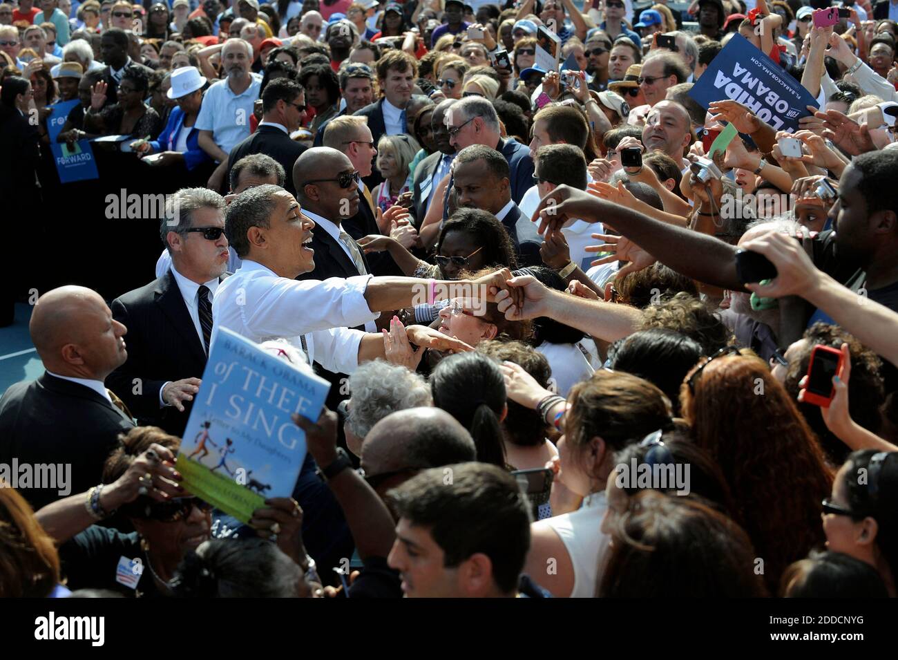 NO FILM, NO VIDEO, NO TV, NO DOCUMENTARIO - il presidente Barack Obama saluta i tifosi a un evento di campagna a Delray Beach, Florida, USA, martedì 23 ottobre 2012, al Delray Beach Tennis Center. Foto di Mark Randall/Sun Sentinel/MCT/ABACAPRESS.COM Foto Stock