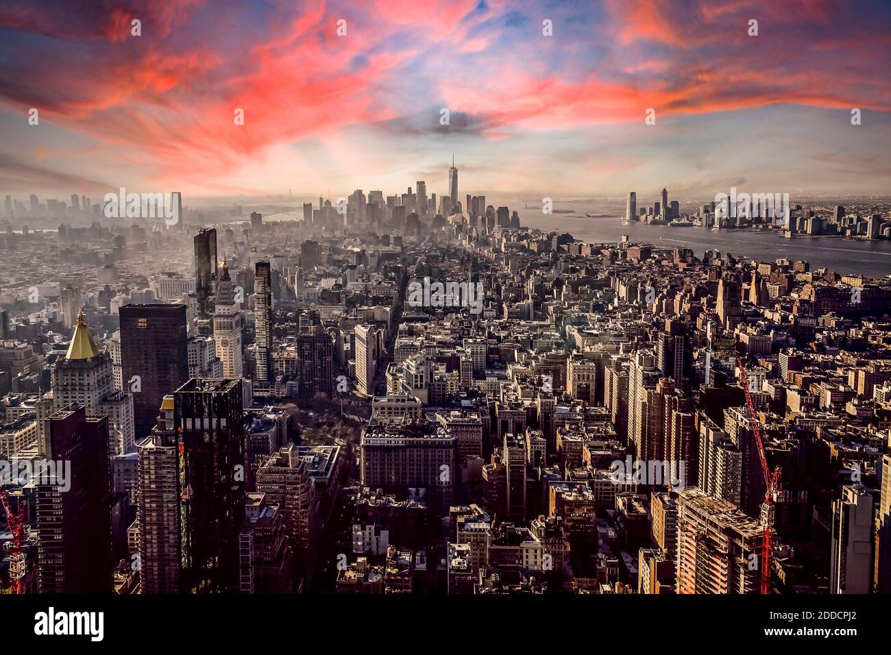 Vista aerea della città di New York contro il cielo arancione durante il tramonto, New York, Stati Uniti Foto Stock