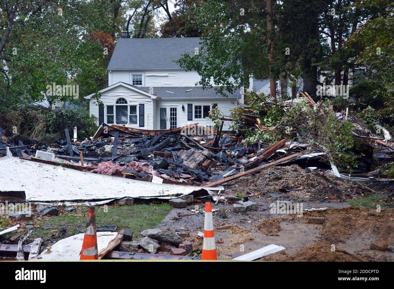 NO FILM, NO VIDEO, NO TV, NO DOCUMENTARIO - UNA casa è ridotta a macerie da un'esplosione di gas su Kenwood Road a Garden City, New York, USA, ma il suo proprietario, un uomo di 97 anni, è sopravvissuto, Martedì, 30 ottobre 2012, dopo superstorm Sandy. Foto di Audrey C. Tiernan/Newsday/MCT/ABACAPRESS.COM Foto Stock