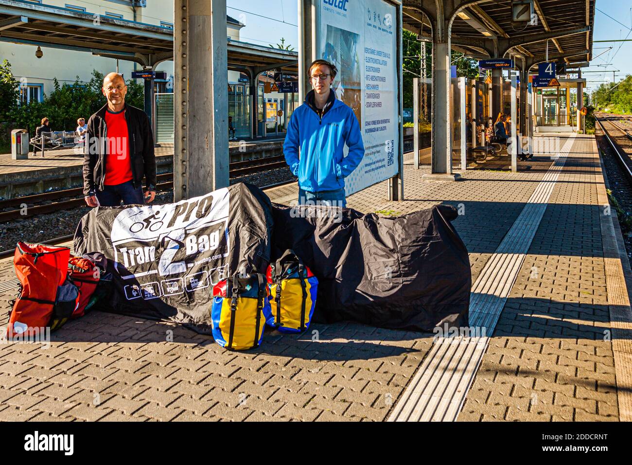 I bagagli sono costituiti da borse a bisbiglio e biciclette imballate nella stazione ferroviaria di Grevenbroich, Germania Foto Stock