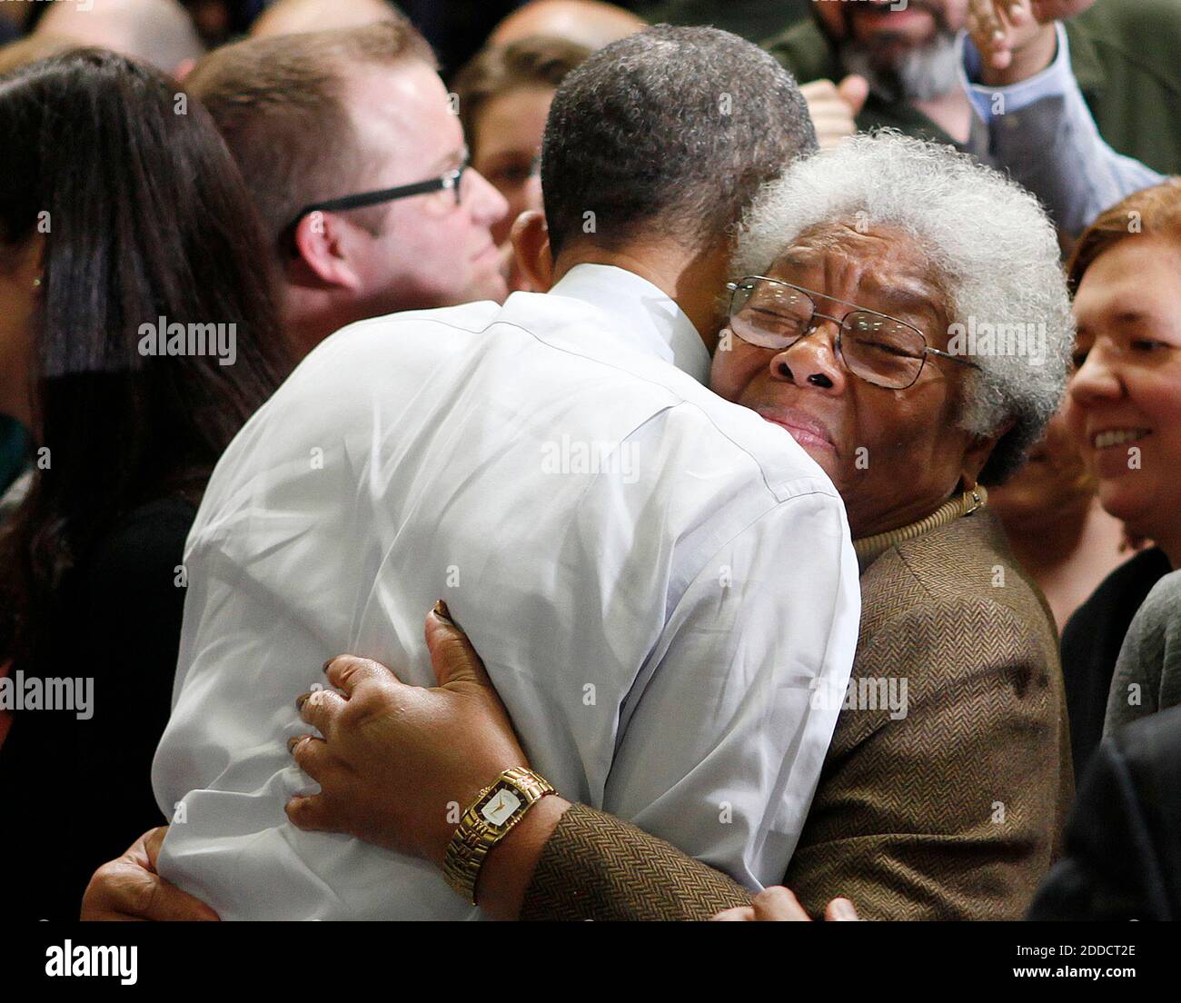 NO FILM, NO VIDEO, NO TV, NO DOCUMENTARIO - il presidente Barack Obama si abbracca dopo aver parlato alla fabbrica K'NEX a Hatfield, PA, USA il 30 novembre 2012. Foto di Michael S. Wirtz/Philadelphia Inquirer/MCT/ABACAPRESS.COM Foto Stock